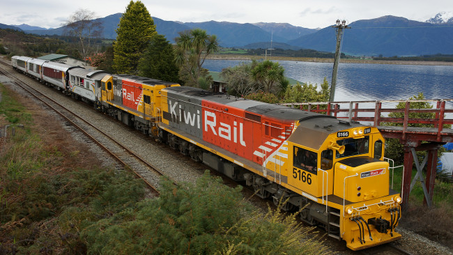 Обои картинки фото kiwirail locomotive`s dxb 5166 and dcp 4628 with the tranzalpine, техника, поезда, локомотив, рельсы, дорога, железная, состав
