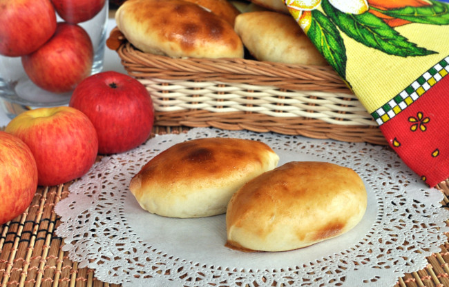 Обои картинки фото еда, хлеб,  выпечка, яблоки, пирожки