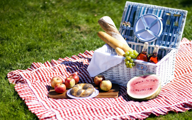 Обои картинки фото еда, разное, пикник, арбуз, яблоки, вино, хлеб, виноград