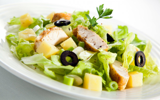Обои картинки фото еда, салаты,  закуски, маслины, салат, мясо, зелень