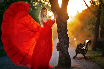 Картинка девушки -+блондинки +светловолосые парк дерево блондинка алое платье