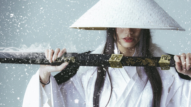 Обои картинки фото девушки, - креатив,  косплей, кимоно, снег, азиатка, катана, шляпа