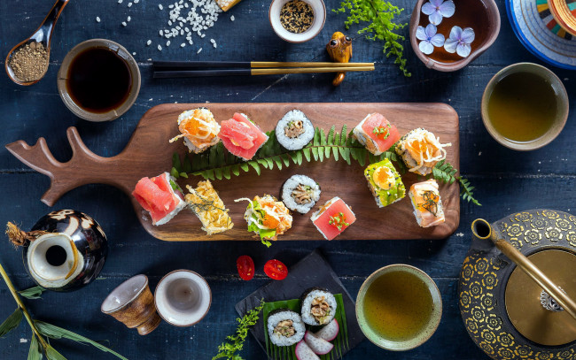 Обои картинки фото еда, рыба,  морепродукты,  суши,  роллы, соусы, роллы, кухня, японская
