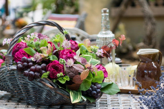 Обои картинки фото еда, виноград, корзинка, цветы, лаванда