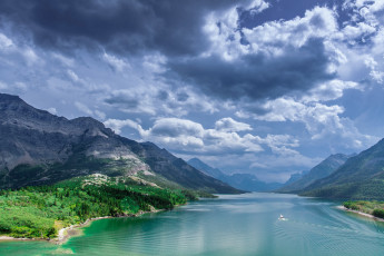 Картинка природа пейзажи лес небо облака горы канада alberta waterton lakes national park