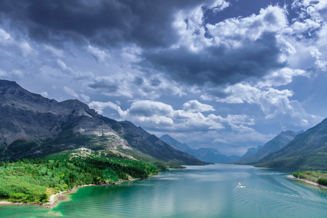 Обои картинки фото природа, пейзажи, лес, небо, облака, горы, канада, alberta, waterton, lakes, national, park