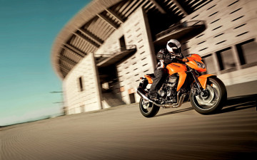обоя мотоциклы, kawasaki, оранжевый, мотоциклист, здание, скорость