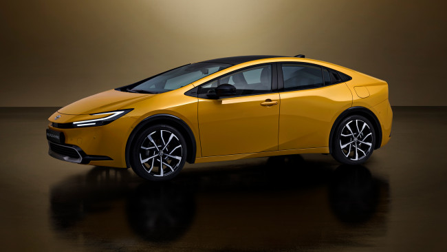 Обои картинки фото toyota prius plug-in hybrid 2023, автомобили, toyota, prius, plug, in, hybrid, тойота, желтый, приус