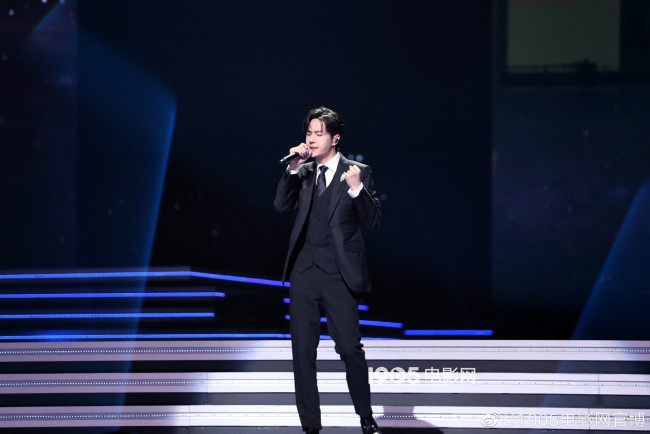 Обои картинки фото мужчины, wang yi bo, актер, певец, костюм, микрофон, сцена