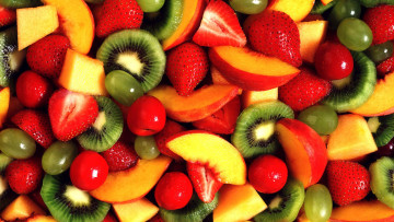 Картинка еда фрукты +ягоды клубника персик киви виноград вишня ассорти