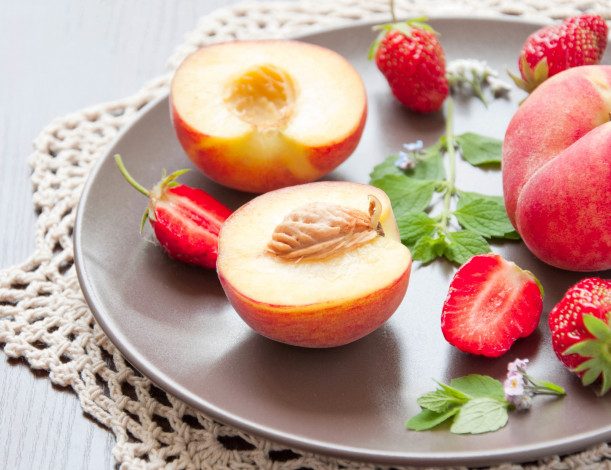 Обои картинки фото еда, фрукты,  ягоды, персики, клубника