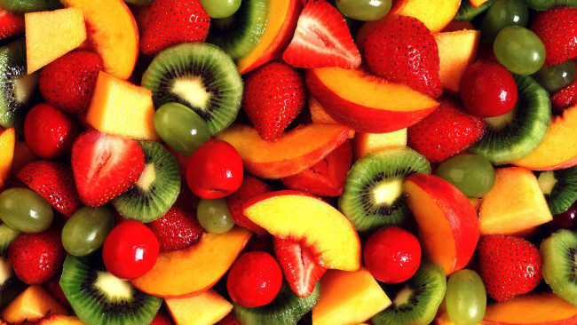 Обои картинки фото еда, фрукты,  ягоды, клубника, персик, киви, виноград, вишня, ассорти
