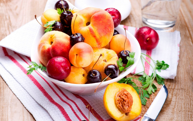 Обои картинки фото еда, фрукты,  ягоды, персики, сливы, черешня, петрушка