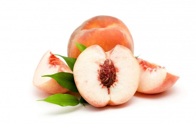 Обои картинки фото еда, персики,  сливы,  абрикосы, белый, фон, листья, персик