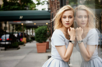 Картинка девушки sarah+gadon часы блондинка улица отражение стена актриса сара гэдон