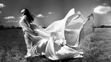 Картинка девушки -unsort+ Черно-белые+обои брюнетка ткань девушка ветер чёрно-белое фото