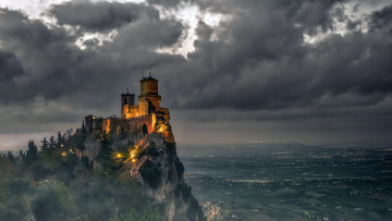 Картинка замок города -+дворцы +замки +крепости минор мрачность огни море тучи
