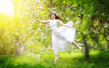 Картинка девушки -unsort+ брюнетки +шатенки белое платье трава цветы весна девушка