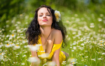 Картинка девушки -unsort+ брюнетки +шатенки цветы модель katie трава луг поле брюнетка