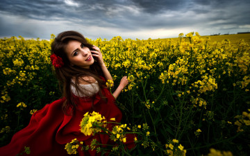 Картинка девушки -unsort+ брюнетки +шатенки цветы девушка поле облака улыбка шатенка кареглазая