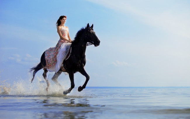 Обои картинки фото девушки, -unsort , брюнетки,  шатенки, улыбка, шатенка, девушка, море, свобода, брызги, лошадь
