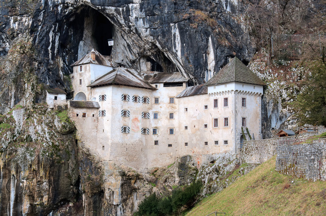 Обои картинки фото predjama castle, города, - дворцы,  замки,  крепости, пещера, скала, горы, замок