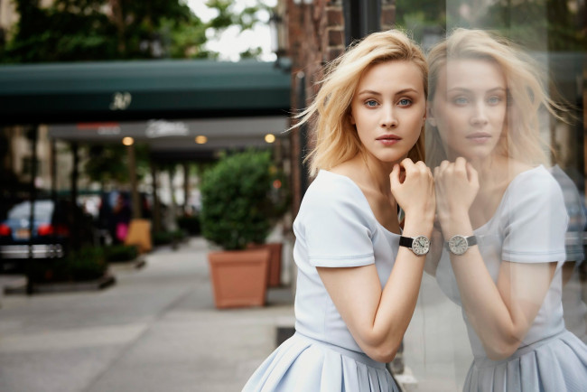 Обои картинки фото девушки, sarah gadon, часы, блондинка, улица, отражение, стена, актриса, сара, гэдон