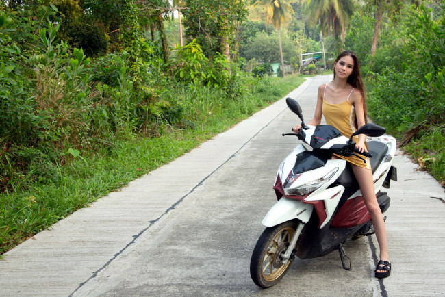 Обои картинки фото мотоциклы, мото с девушкой, leona, mia