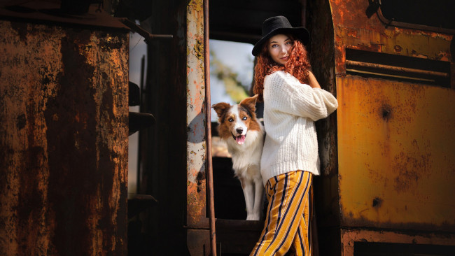 Обои картинки фото девушки, - рыжеволосые и разноцветные, шляпа, рыжие, локоны, собака