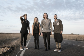 Картинка музыка -другое haloo helsinki поп рок группа финляндия дорога на открытом воздухе женщины мужчины стоя финский людей