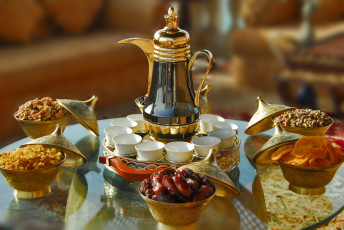 Картинка еда сервировка чашки стол тарелки орехи фрукты финики чайник изюм