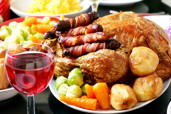 Картинка еда вторые блюда морковь праздничный стол овощи колбаски бокал вина гарнир жареная курица картофель