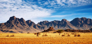 Картинка природа горы саванна небо голубое кустарники песок облака
