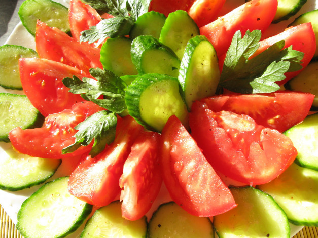 Обои картинки фото еда, овощи, огурцы, помидоры, петрушка, томаты