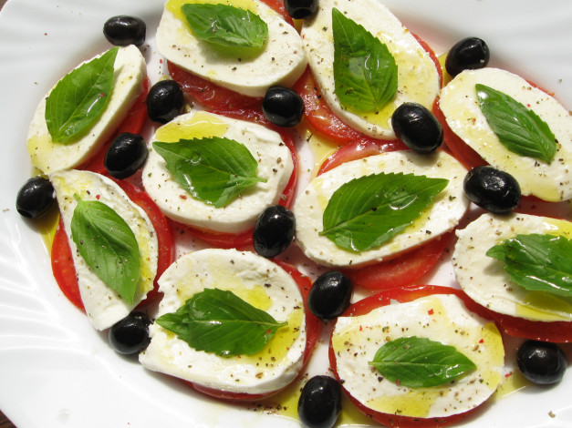 Обои картинки фото еда, салаты, закуски, помидоры, сыр, маслины, зелень