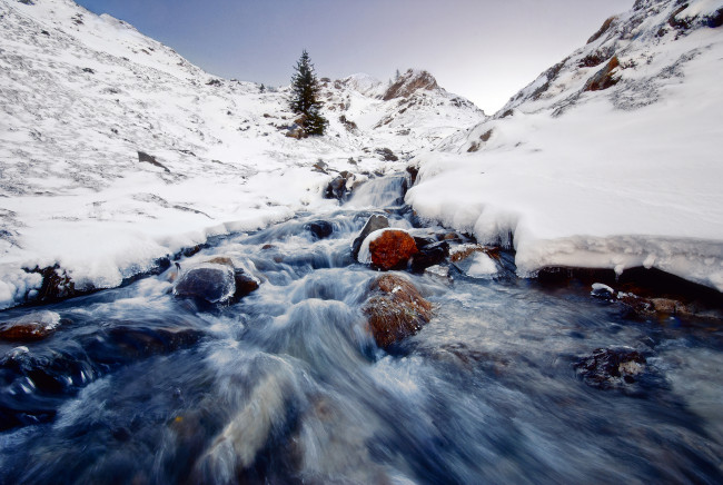 Обои картинки фото природа, реки, озера, камни, горы, зима, снег, ручей, река
