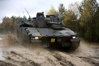 Картинка техника военная полигон танк грязь лес