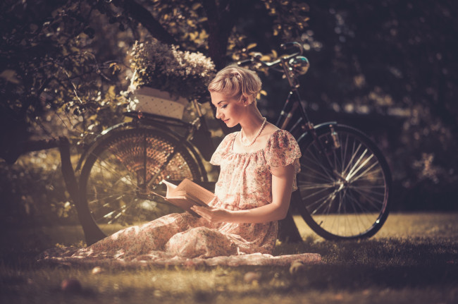 Обои картинки фото девушки, -unsort , блондинки, настроение, книга, велосипед