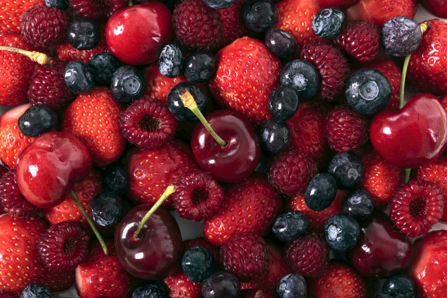 Обои картинки фото еда, фрукты,  ягоды, вишня, черника, малина, клубника