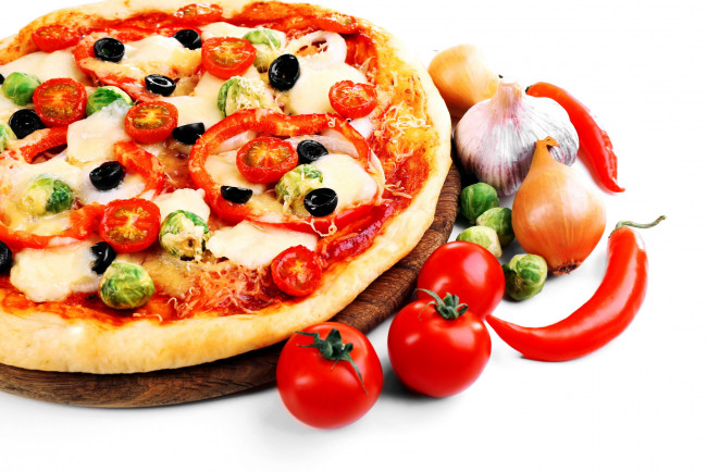 Обои картинки фото еда, пицца, лук, чеснок, помидоры, перец, томаты