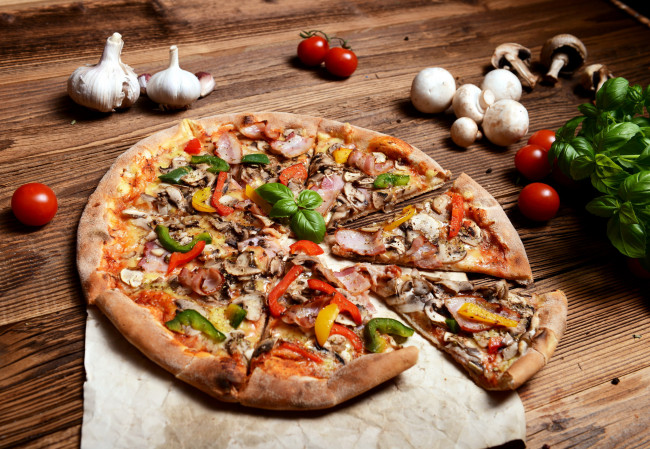 Обои картинки фото еда, пицца, перец, помидоры, базилик, грибы, томаты