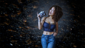 Картинка девушки -unsort+ брюнетки темноволосые фотоаппарат улыбка джинсы