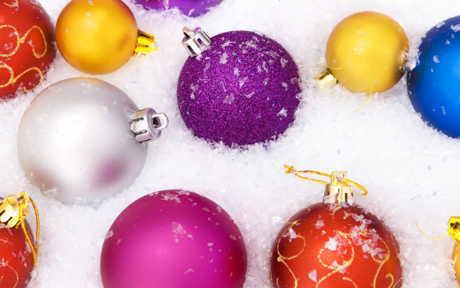Обои картинки фото праздничные, шары, снег, шарики, елочные, разноцветные