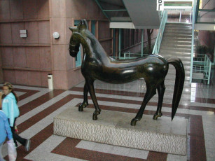 Картинка конь разное рельефы статуи музейные экспонаты