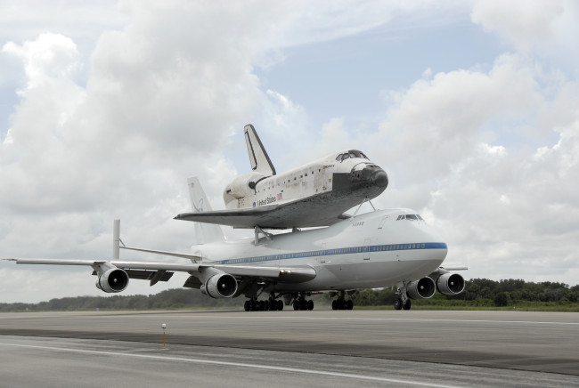 Обои картинки фото discovery, atop, the, shuttle, carrier, космос, разное, другое, наса, шаттл, самолет, перевозка