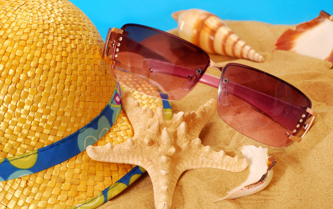 Обои картинки фото разное, одежда,  обувь,  текстиль,  экипировка, vacation, песок, лето, seashells, пляж, starfish, sand, accessories, summer, beach, ракушки, очки, шляпа