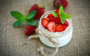 Картинка еда мороженое +десерты завтрак банка йогурт мята клубника