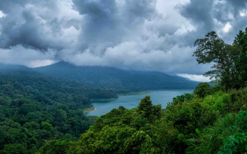 Картинка природа реки озера зелень тропики джунгли побережье море пасмурно тучи горы индонезия залив bali