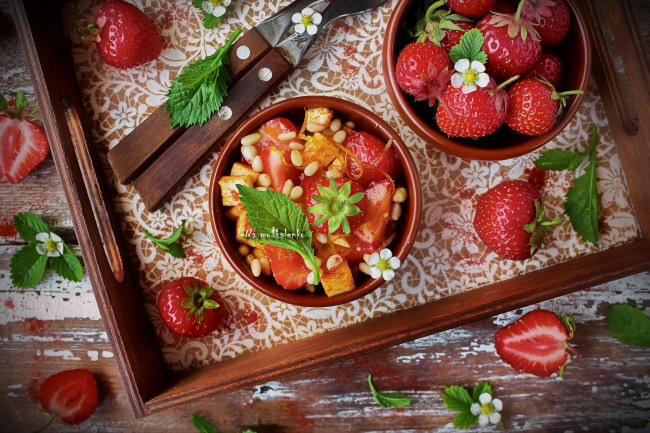 Обои картинки фото еда, клубника,  земляника, салат, ягодный, орешки, листья, цветы
