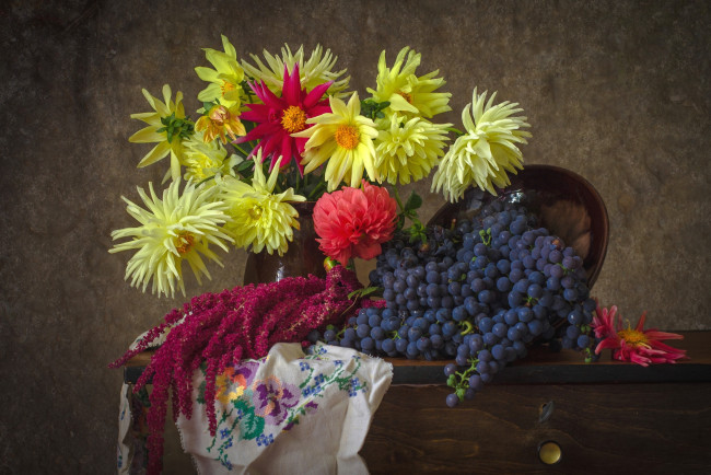 Обои картинки фото еда, натюрморт, осень, виноград, амарант, георгин, цветы